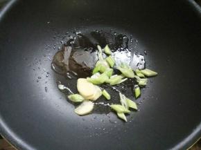 起锅热油，放葱姜爆香。