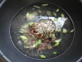 添热水，加入羊杂。