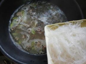 水开后加入粉丝，加料酒，加生抽，适量加调料粉包。