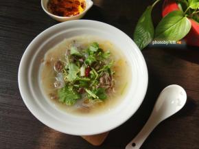 盛碗中，淋辣椒油，撒香葱、香菜碎。