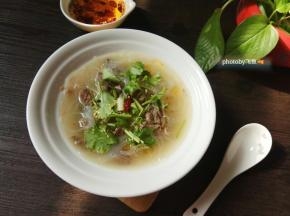 盛碗中，淋辣椒油，撒香葱、香菜碎。
