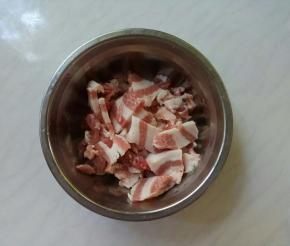 肉洗净后切成片，不用太薄。
