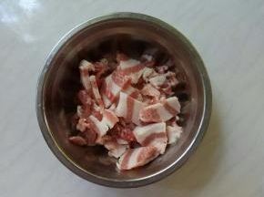 肉洗净后切成片，不用太薄。