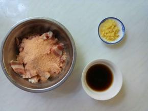 准备生抽、料酒，姜末。蒸肉粉撒到肉片上。