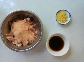 准备生抽、料酒，姜末。蒸肉粉撒到肉片上。