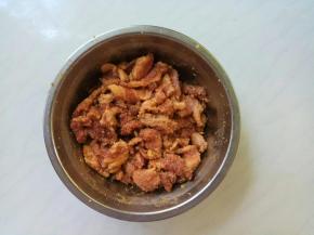 所有材料混合拌匀，放一勺油抓匀。放置一边腌制入味。