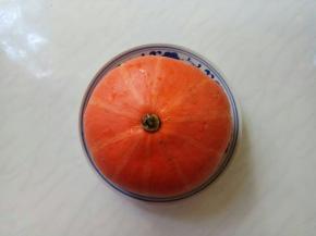 金瓜一个洗净。
刻刀的时候，为避免瓜皮因生脆而裂开，可以放到微波炉里高火2分钟，瓜皮表面微软即可。