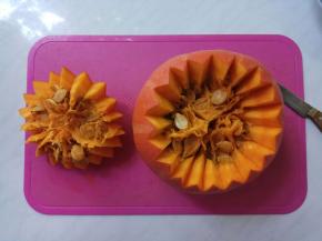 刻完一圈，轻轻旋转顶盖，揭开分离。