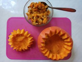 挖出瓜瓤及籽。