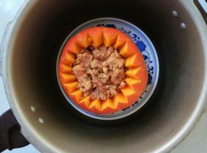 腌制好的肉片放入南瓜盅内，肉片中间用筷子戳个小洞（空气流通熟的快）。置于盘上，放入高压锅，盖盖隔水先蒸20分钟。