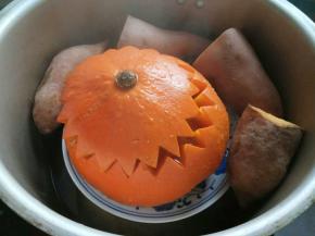 一同放点红薯。南瓜盖先取出（避免蒸烂没型了），继续盖盖再蒸10分钟即可。