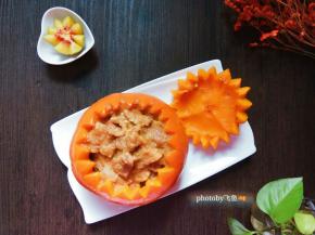 肉片裹着米粉，浓香不腻。向盅内再挖一勺蒸的软软的南瓜泥，回味甜香。