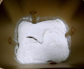 将所有粉类倒入面包桶混合均匀