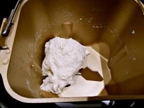 启动面包机，揉成团后静置20分钟，再揉10分钟