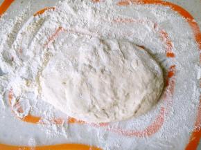 案板上事先散粉，从冰箱取出面团
