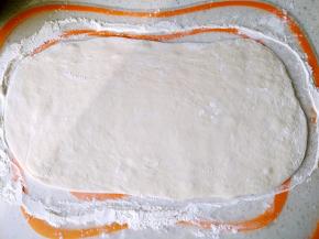 将面团擀成方形薄片