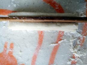 用筷子在中心用力按压