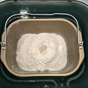 面团材料除抹茶粉和黄油外，其余材料放入面包机，按先液体后粉类的顺序，盐跟糖对角线分开放，酵母埋面粉中间，揉成光滑的面团