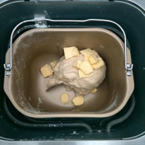 加入软化的黄油揉到完全阶段