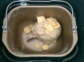 加入软化的黄油揉到完全阶段