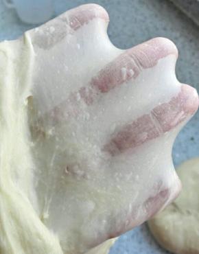 切下一块可以扯出不易破裂的手套膜即可