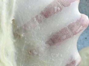 切下一块可以扯出不易破裂的手套膜即可