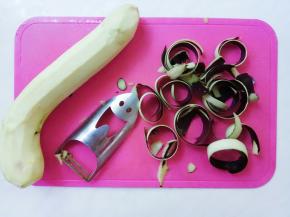 茄子洗净去皮。