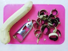 茄子洗净去皮。