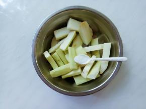 切成寸断长条，撒半匙盐，腌一会。