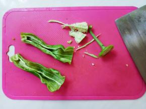 青椒洗净对切，去籽。