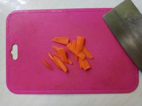 胡萝卜切薄片。