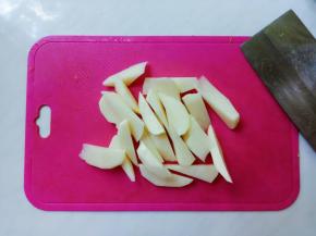 土豆去皮切长条。