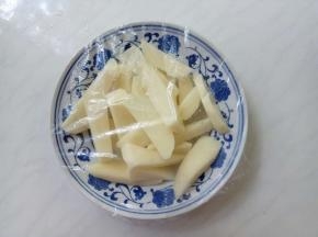 盖上保鲜膜。