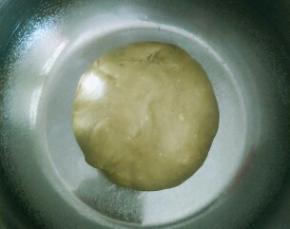 分一半面团加入抹茶粉揉均匀