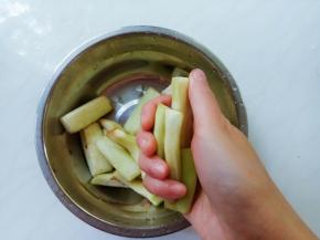 茄子腌好后，攥一下水分。
