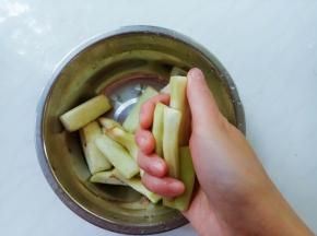 茄子腌好后，攥一下水分。