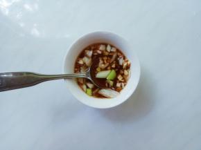 调鱼香汁。葱蒜切碎取一半量，一勺醋，半勺糖，一勺生抽，一勺料酒，半匙淀粉，拌匀。