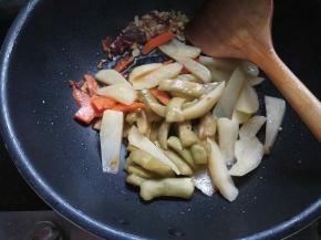 依次放入胡萝卜炒软、加茄子、土豆。