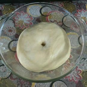 两种颜色的面团分别发酵两倍大，用手戳个洞不回缩即可