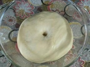 两种颜色的面团分别发酵两倍大，用手戳个洞不回缩即可