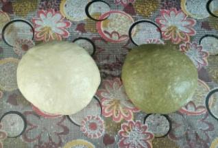 取出面团用手按压排气，滚圆盖住保鲜膜松弛15分钟