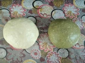 取出面团用手按压排气，滚圆盖住保鲜膜松弛15分钟