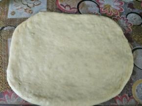 先把白色面团擀成长方形，长度要和模具差不多