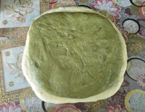 抹茶面团擀成小一些的面团铺在面上