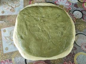 抹茶面团擀成小一些的面团铺在面上