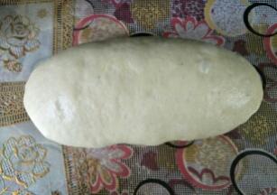 从上往下卷起，捏紧收口