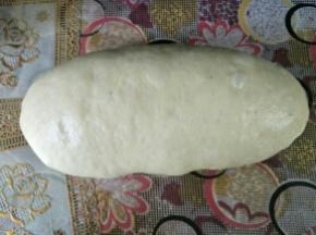 从上往下卷起，捏紧收口