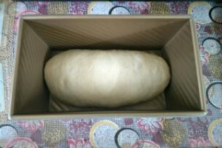 收口朝下放入吐司模具