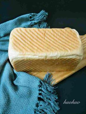 模具放入烤箱底层，190度上下火烤40分钟，烤好及时脱模冷却