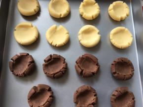 取一份面团放手掌内搓成球，之后用大拇指压扁，压出自然的裂纹